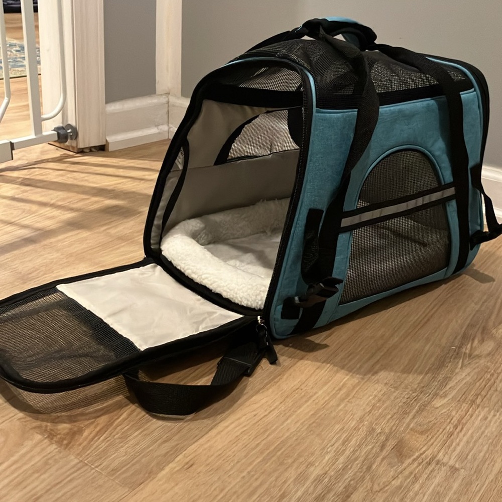 Small Dog Carrier Bag for Plane or Car NWT